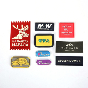 Parches de Goma de PVC Ecológicos y Duraderos, Etiquetas Personalizadas para Ropa con Logotipo, Corazón, Alfabeto, Relieve 3D, Cosidos, Coloridos - Product Image 1