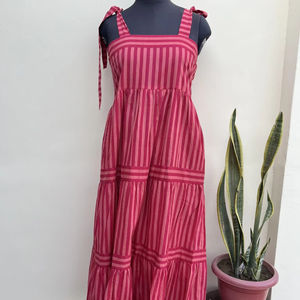 Élégant ensemble Kurti en coton lourd pour femme Nouveau designer de vêtements de fête avec une impression exquise sur les quatre côtés pour les occasions spéciales - Product Image 1