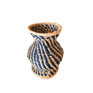 Un conjunto de dos elegantes plantadores de hierba moonj con un llamativo patrón de Diamante Azul y beige, disponible a precio de mayorista - Product Image 6