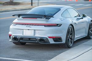 วัสดุตกแต่งภายในสไตล์เฮอริเทจของรถปอร์เช่ 911 เทอร์โบ รุ่นปี 2025 ที่เคลื่อนไหวไปมาอย่างรวดเร็ว - Product Image 2