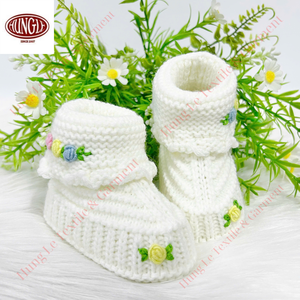 Adorables botines de bebé tejidos a mano con bordado floral - Product Image 3
