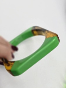 Bracelets en résine colorés fabriqués en Inde, accessoires élégants pour les fêtes ou les vacances, disponibles à un prix abordable - Product Image 4