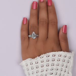 Bague de fiançailles personnalisée à trois pierres avec diamant taillé en poire et en laboratoire avec diamant taillé en couleur platine plaqué or bague cadeau d'anniversaire - Product Image 1