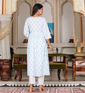 Ensemble décontracté pour femme : Kurta droite à imprimé floral, pantalon long à motif zig-zag et dupatta décoré, 100 % coton, séchage rapide - Product Image 2