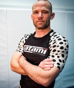 เสื้อแรชการ์ดแขนสั้นระบายอากาศสำหรับผู้ชาย ลายเสือชีตาห์ตัดสีที่แขนเสื้อ ฐานสีดำ โลโก้ตรงกลางด้านหลัง ป้องกันรังสียูวี UPF50 - Product Image 2