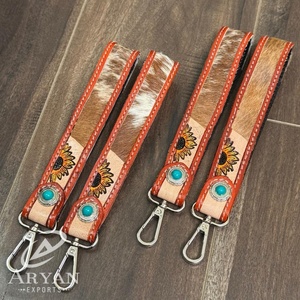 Bracelet porte-clés en cuir repoussé à la main de haute qualité avec conception de tournesol en peau de vache et lanières de poignet élégantes en pierre turquoise - Product Image 1