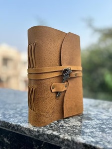 Cuaderno de diario A5 de cuero genuino hecho a mano 4-Organizador hecho a mano Estilo espiral Regalo Logotipo personalizado Hilo Caja de encuadernación de costura - Product Image 4