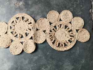 Moderno Camino de Mesa de Yute Floral Personalizable con Estilo Trenzado Ecológico Hecho a Máquina para Uso Doméstico y Comercial - Product Image 3