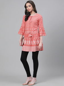 Kurti court en rayonne à imprimé floral pêche pour femmes et filles avec col en forme de trou de serrure et manches cloche, conçu pour un port quotidien confortable - Product Image 3