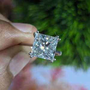 Bague solitaire à double griffe en diamant de laboratoire Princess 5,50 ct, certifiée IGI D-E-F VVSVS - Product Image 1