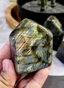 คริสตัลบำบัด ลาบราโดไรต์ธรรมชาติ รูปทรงอิสระ ปลายแหลม ขัดเงา สำหรับเรกิ วัชชู ลาบราโดไรต์ รูปทรงอิสระ ตัวอย่าง - Product Image 3