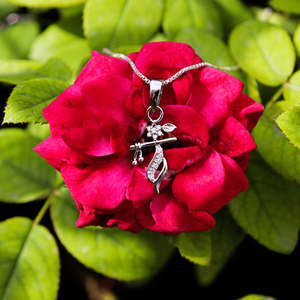 Colgante de Plata 925 con Cadena y Diseño de Planta Bansuri de Krishna - Product Image 2