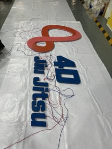 Segnaletica personalizzata per negozio all'aperto a LED per tabacco e alcol. Segnali LED acrilici in acciaio inox retroilluminati 3D. Lettere canale in metallo acrilico - Product Image 2