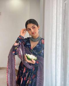 Robe Anarkali de style Bollywood, nouvelle création, magnifique imprimé, qualité supérieure, imprimé lourd en georgette, tenue entièrement cousue - Product Image 1