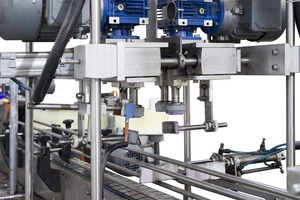 Automatic Double Side Labeling Machine for Flat & Round Bottles + Rotary Accumulation <b>Table</b> - Product Image 4