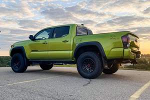 Toyota Tacoma TRD Pro 2022 en Subasta, Doble Cabina, 4x4, Transmisión Manual de 6 Velocidades, Motor V6, Color Verde Lima Metálico, Sin Modificaciones - Product Image 3