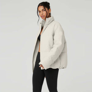 Chaqueta acolchada ligera de primera calidad para mujer, venta al por mayor, ropa de abrigo cálida acolchada con aislamiento, abrigo de invierno elegante diseñado para la moda - Product Image 4