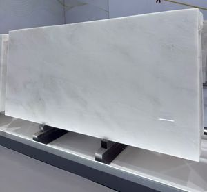 Grande dalle de marbre onyx blanc translucide Fendy rétroéclairée avec des veines pour mur, sol, table à manger, îlot, comptoir, meuble-lavabo - Product Image 1