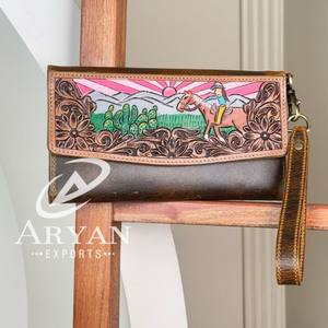 Cartera triple larga de cuero mecanizado a mano de diseñador de tendencias 2025 para la cartera de tarjetas más nueva de mujer, embragues de piel de vaca de entrega rápida - Product Image 1