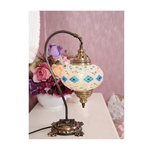 Lampe en mosaïque d'aluminium décorative pour un salon bohème, ambiance avec une lumière ambiante chaude - Product Image 3