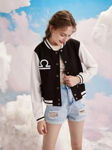 Chaqueta Varsity Casual para Mujer, Chaqueta Letterman de Lana a la Moda con Mangas Estampadas, Tallas Grandes, Personalizable - Product Image 4
