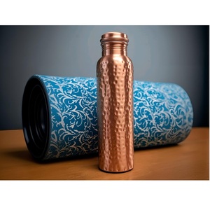 Botella de agua de cobre de estilo antiguo de la mejor calidad, vasos tradicionales indios hechos a mano para una vida saludable - Product Image 1