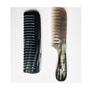 Peine de cuerno hecho a mano respetuoso con el medio ambiente herramienta duradera hecha de cuerno natural pulido acabado liso perfecto para el cuidado diario del cabello - Product Image 2
