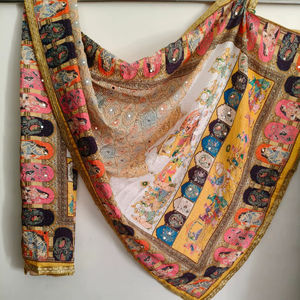 Dupatta de Seda y Algodón Hecha a Mano de Lujo, Chunri Rajasthani, Estampado Antiguo Bani Thani Palki, Chunni Jaggo, Recuerdos para Ceremonias Nocturnas de Haldi - Product Image 1