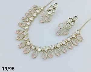 Conjunto gargantilla de collar de perlas Kundan de tono dorado tradicional Kundan con estilo indio elegante redondo con conjunto de pendientes a juego para mujer - Product Image 1