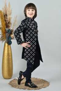 ชุดเชอร์วานีผ้าไหมดีไซน์คลาสสิกสำหรับเด็กผู้ชาย ชุดแต่งงานและงานเลี้ยงแบบดั้งเดิมของปากีสถานและอินเดีย - Product Image 2