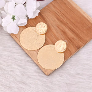 ต่างหูแบบติดหูทองเหลืองชุบทองสำหรับผู้หญิง งานแฮนด์เมด ดีไซน์เนอร์ คุณภาพสูง ต่างหูแบบเรียบ ชุบทองเหลือง ขายส่งจากผู้ผลิต - Product Image 3