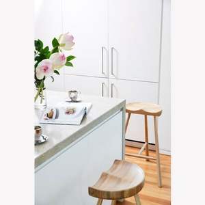 Tabouret de bar en teck de forme naturelle pour salle à manger intérieure pour meubles de villa de la Barbade - Product Image 3