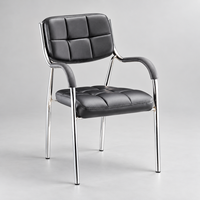 Chaise de visiteur en cuir PVC noir avec siège et dossier rembourrés, accoudoirs recouverts et structure à quatre pieds chromés pour les zones de réception