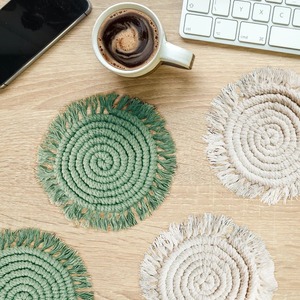 Sous-verre tissé en macramé avec frange, 5 ", individuel ou ensemble - Product Image 1