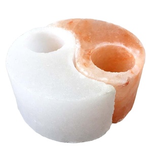 Porte-bougie en sel rouge sculpté de style floral, artisanal en matériau organique - Product Image 1