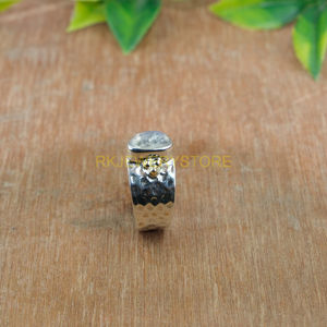 Anillo de Piedra Lunar Arcoíris Fuego Azul, Anillo Martillado de Plata de Ley 925 con Detalles en Latón, Joyería de Piedra Lunar, Regalo para Mujer - Product Image 4