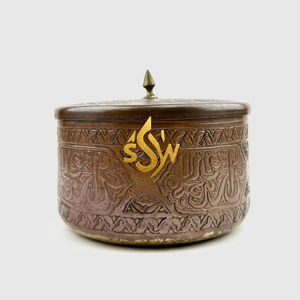 Cacerola de Metal de Latón con Textura Martillada, Acabado Brillante, Forma Redonda con Diseño en Relieve y Tapa, Productos de Cocina - Product Image 3