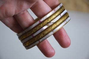 Brazalete de moda Boho Festival con incrustaciones de latón y nácar, joyería de declaración hecha a mano para mujer, Ropa Étnica e informal - Product Image 3