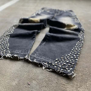 Jeans vintage streetwear pour homme, taille haute, design personnalisé avec pierres précieuses, denim délavé, style hip-hop - Product Image 2