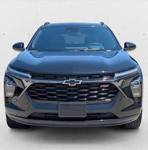 SUV Trax RS 2024 USADO con Asientos de Cuero Oscuros, Control de Crucero Adaptativo, Tracción Delantera, Listo para Conducir - Product Image 2