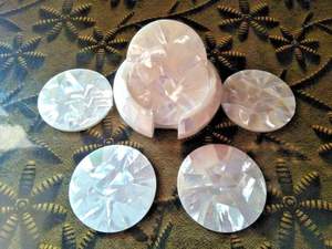 Posavasos Decorativos Contemporáneos de Madreperla Diseñados para Elevar la Presentación de la Mesa con un Sutil Brillo Perlado - Product Image 5