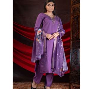 Conjunto de Kurti bordado de primera calidad en tela romana de viscosa con dupatta floral de trabajo de cuello delicado y ajuste elegante - Product Image 4