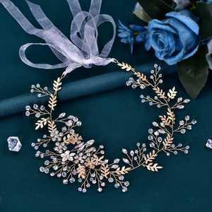 Bridella BHP235-G Bandeau en strass et perles dorées - Coiffure de mariée élégante avec un ajustement confortable pour les mariages, les bals et les événements formels - Product Image 4