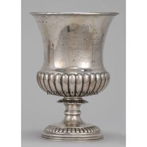 Textura martillada Color plata Acabado Brillante Pulido Jarrón de trompeta de metal de primera calidad con asas chapadas en oro para un mejor agarre - Product Image 6