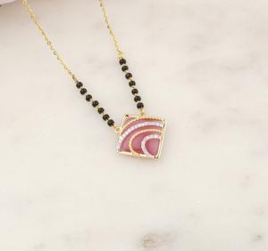 Distintivo Mangalsutra de oro de 14 quilates que empodera a los minoristas con un patrimonio cultural que maximiza la diferenciación y el legado de la marca - Product Image 1