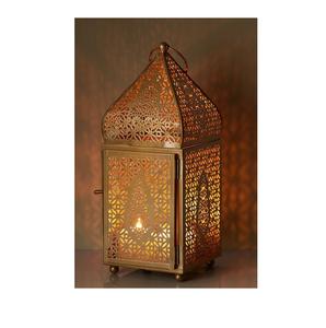 Lanterne décorative traditionnelle en métal avec des motifs floraux complexes, parfaite pour le ramadan et les occasions festives - Product Image 1