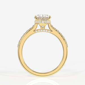 แหวนมอสซาไนต์ทรงรีแบบโอวัลคัท ประดับด้วยวงแหวนซ่อนรอบเพชร พร้อมทองคำ 18K ดีไซน์หรูหราและมีสไตล์ - Product Image 5