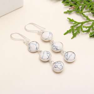 Pendientes colgantes de tres piedras de howlita blanca de Plata de Ley 925 FORMA DE cabujón de alta calidad para regalo o fiesta - Product Image 2