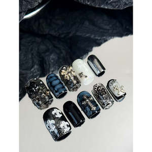 Faux ongles Baroque Noir à pression, design chic et élégant pour les passionnés de nail art - Product Image 2