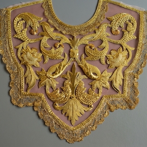 Collier en maille brodé à la main en or, patch à coudre, applique de luxe en fil métallique Tilla pour robe de mariée ou de cérémonie - Product Image 1